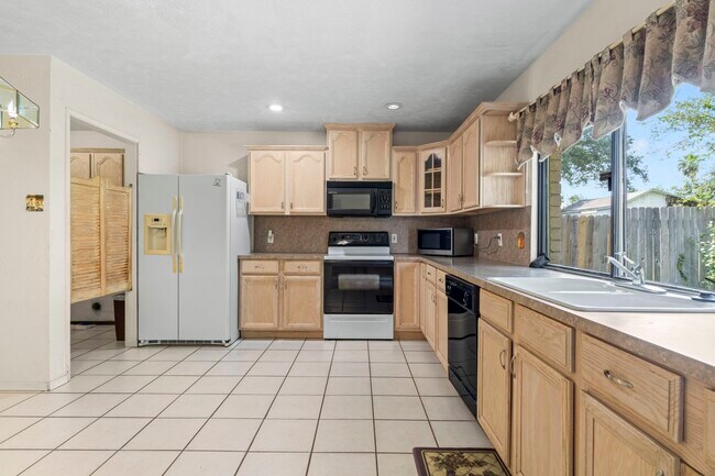 Building Photo - 2126 Turtle Creek Dr