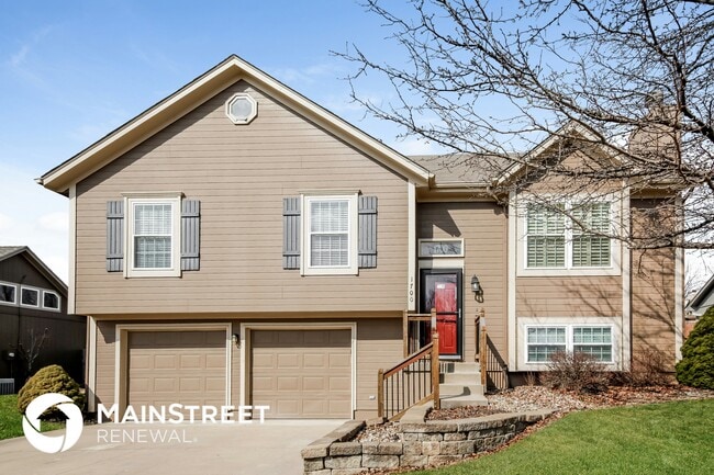 Building Photo - 1700 Cove Dr