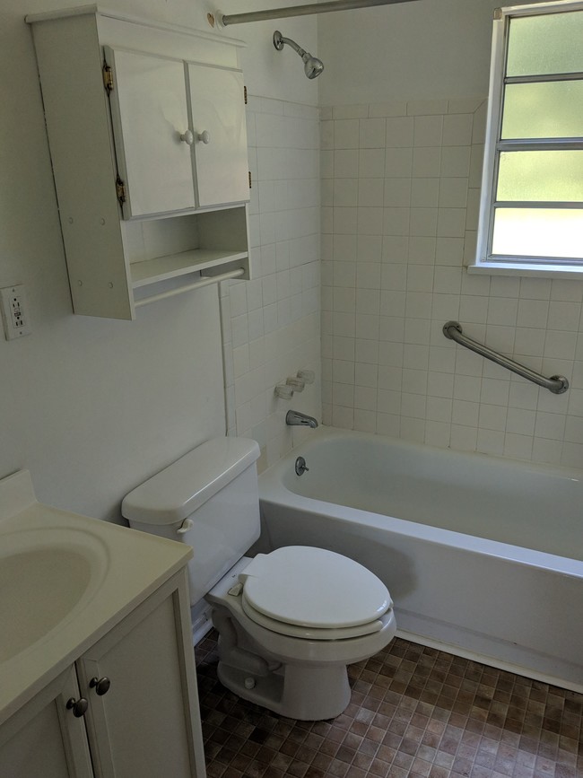 Foto del edificio - 9335 La Grange Road, Unit 1
