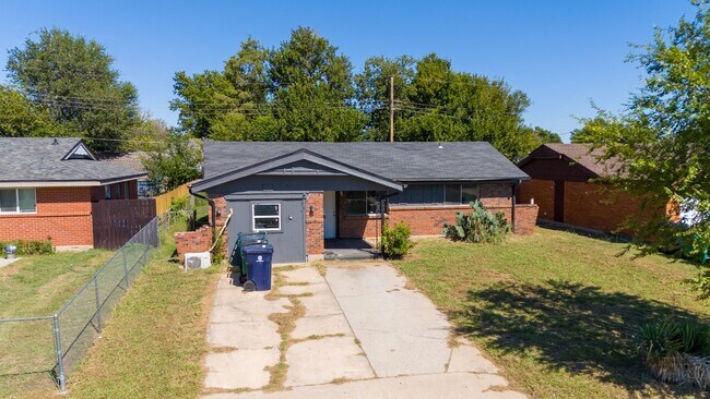 Building Photo - Spacious 5-Bedroom Home in a Prime Location