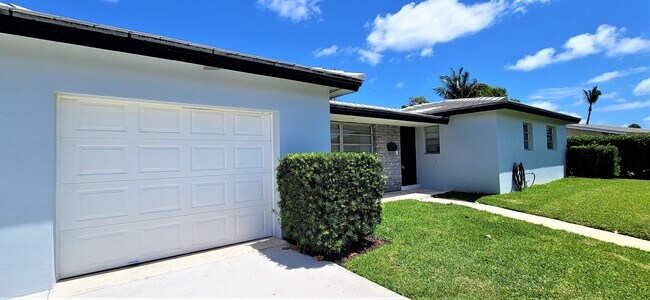 Building Photo - 2449 Edgewater Dr
