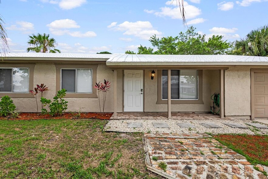 Primary Photo - 766 SW Belmont Cir