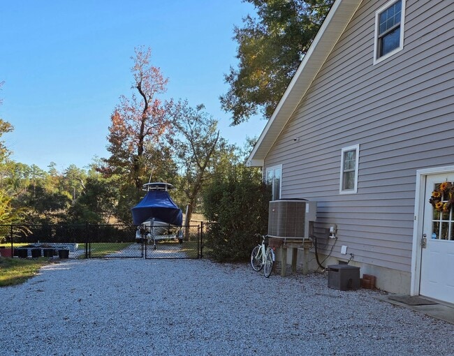 Building Photo - Beautiful 3 bedroom, 2 bath house with one...