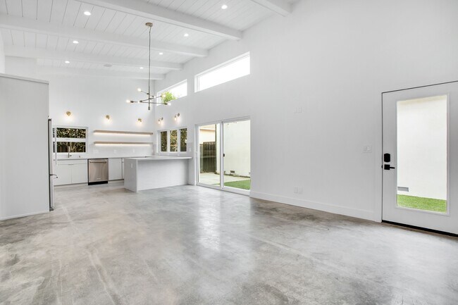 Foto del edificio - 2723 Burkshire Ave
