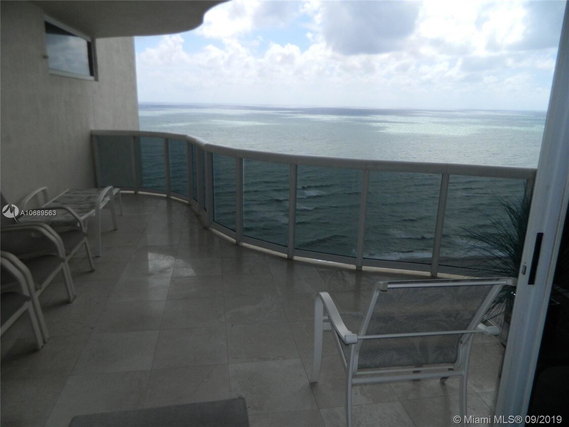 Foto principal - 17555 Collins Ave