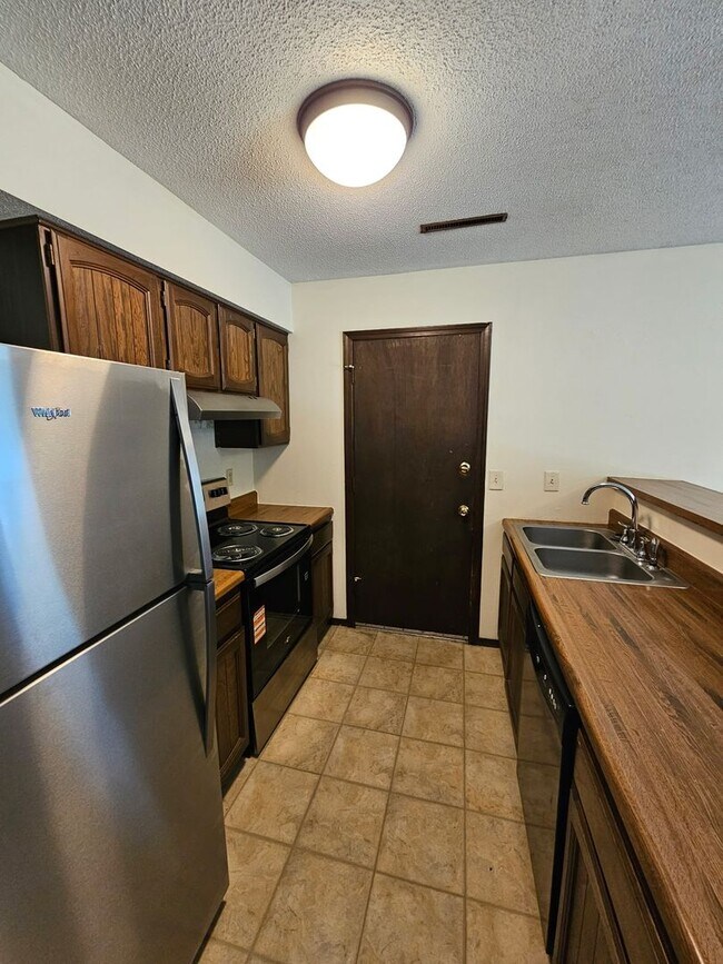 Foto del edificio - 2 Bedroom 1 Bath Duplex in West Columbia - Updates 2026