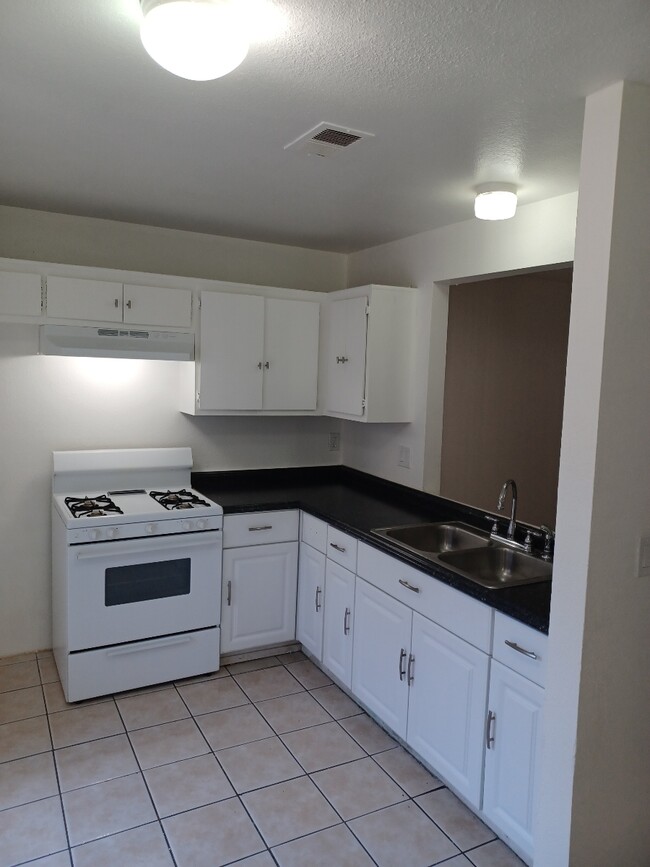 Building Photo - 357 S Maple Ave