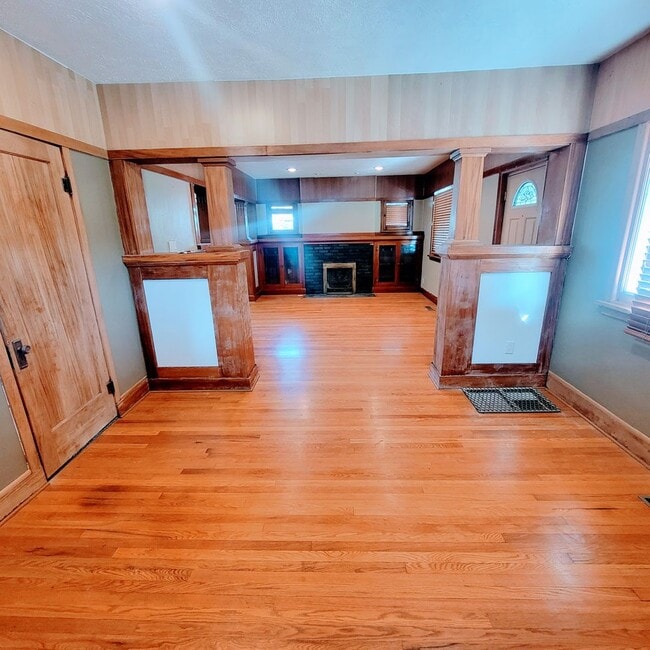 Building Photo - Gorgeous Antique Midvale Home!