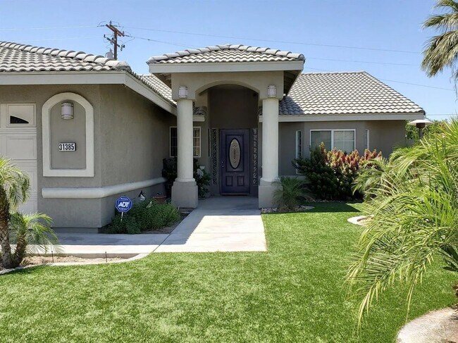 Building Photo - Beautiful 4-Bedroom Home with Pool in Cath...
