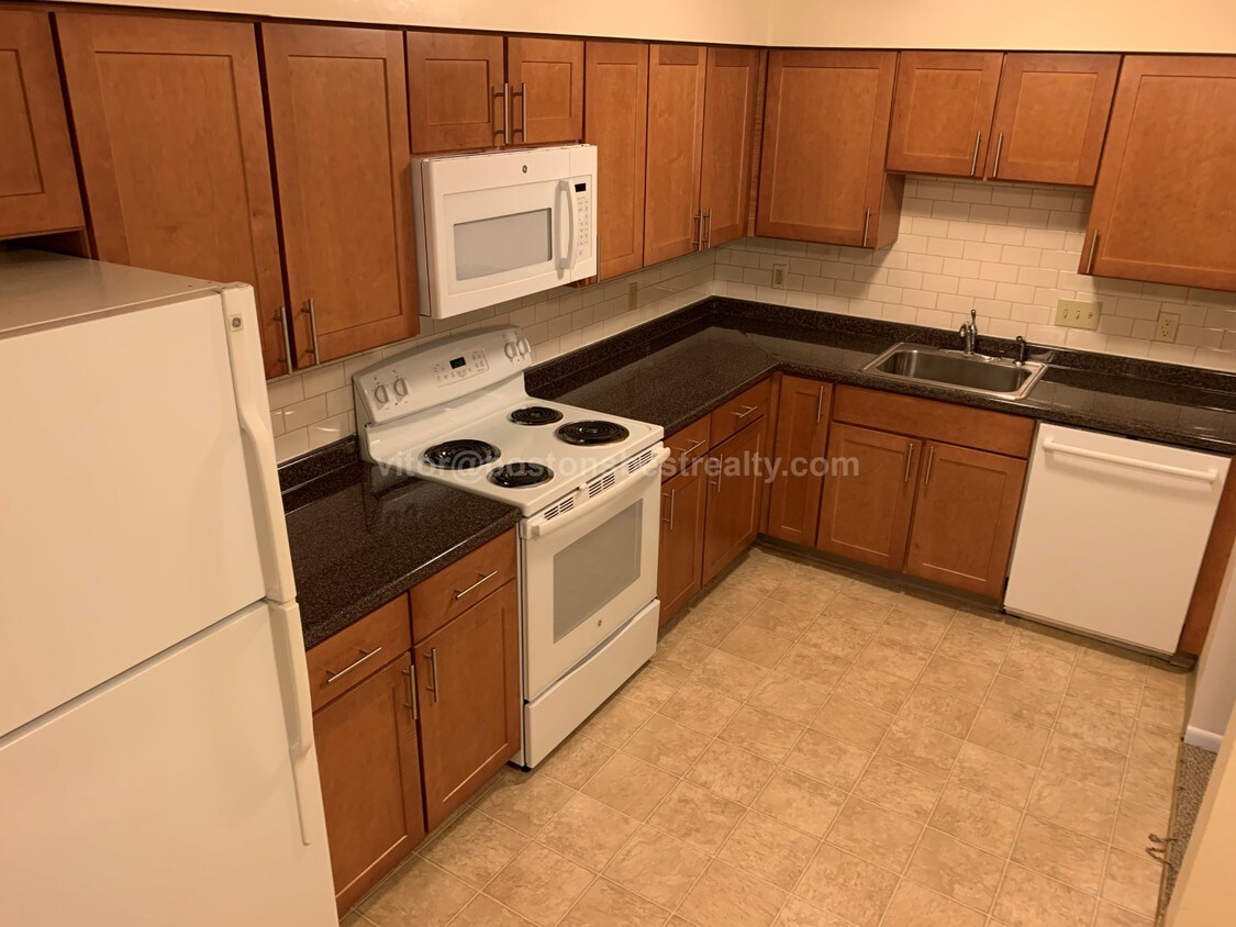 4 April Ln, Lexington, MA 02421 Apartments in Lexington, MA