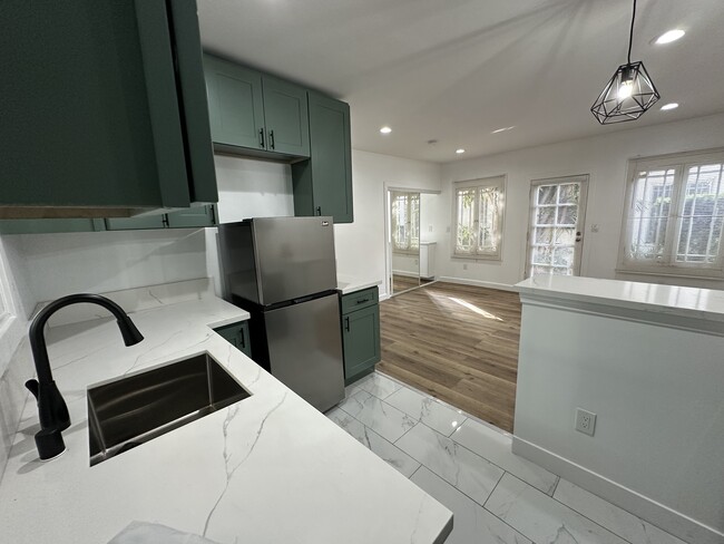 Building Photo - 632 1/4 N Plymouth Blvd