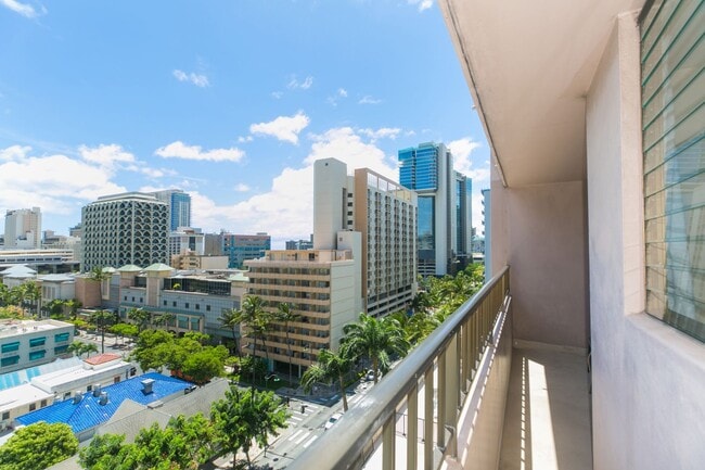 Building Photo - Royal Kuhio 1b1b1parking Fully Furnished i...