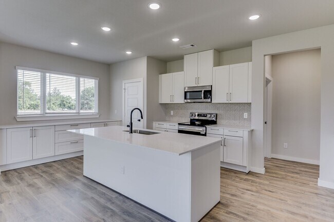 Building Photo - AVAILABLE NOW! LUXURIOUS TRIPLEX LOCATED O...
