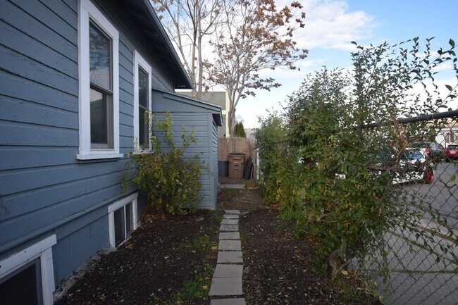 Foto del edificio - 2 Bed 1 Bath City Hideaway in SLC! Shops, Dining & Transit Nearby!!