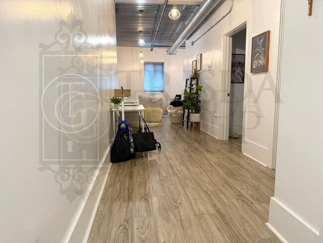 Foto del edificio - Avail July 15th! Stylish 1-Bedroom Apartment in Mt. Washington –2 Off Street Parking Spaces, AC, ...