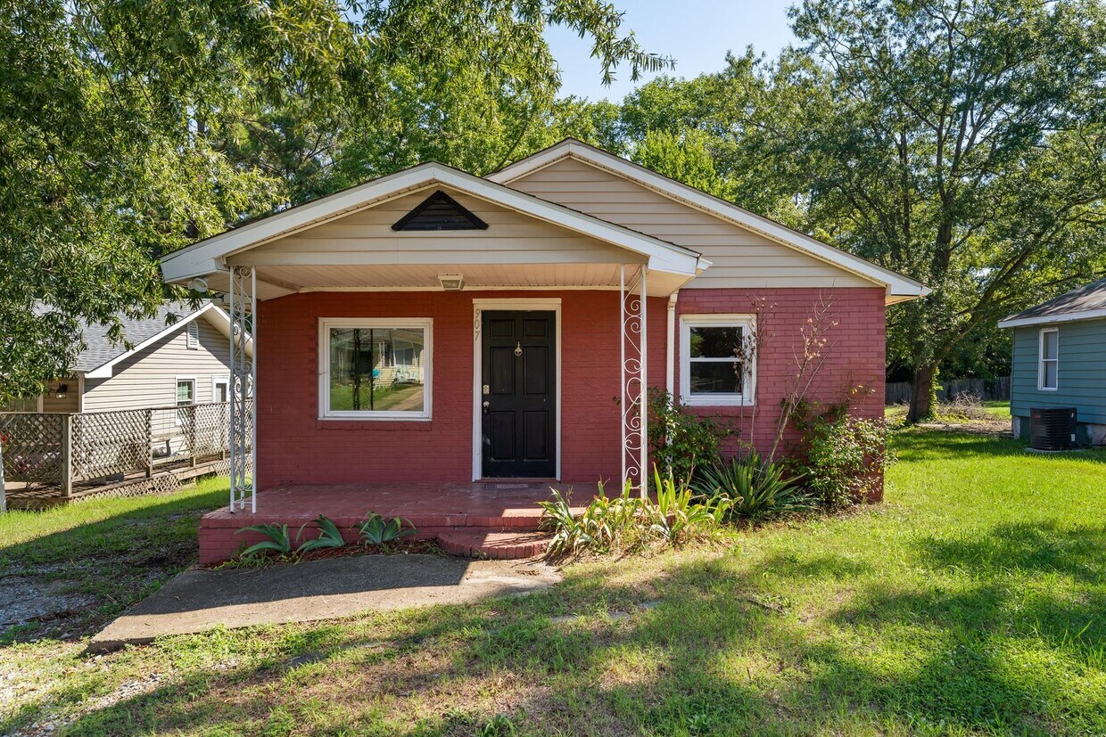 Primary Photo - Available Now! Two Bedroom, 1 Bath in Conv...