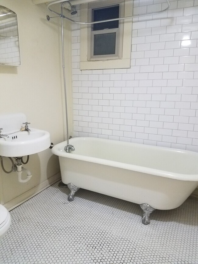 vintage bathroom w/clawfoot tub :) - 3158 York St
