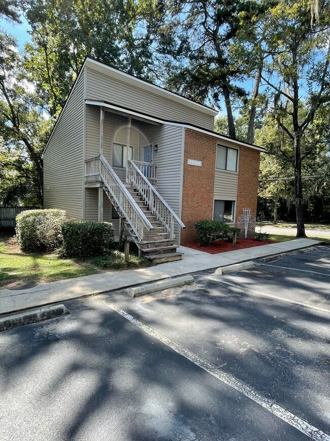 Building Photo - Remodeled modern 2/1 w/ Fireplace