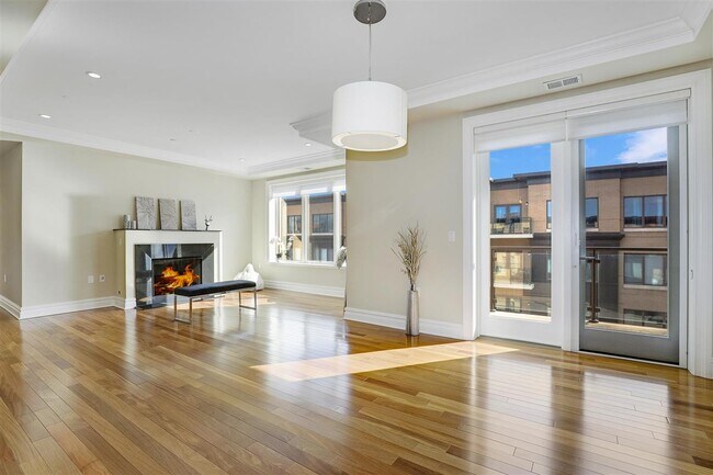 Building Photo - 250 Henley Pl