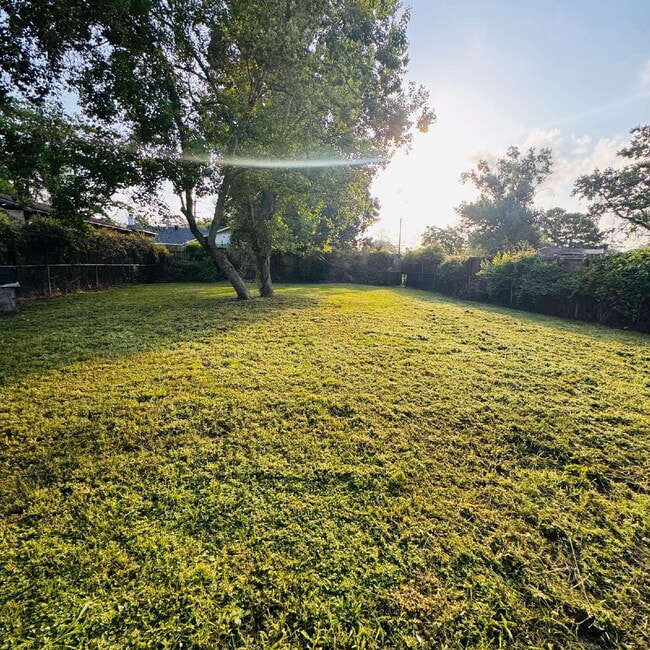 Building Photo - 2 Bedroom | 1 Bathroom Single Family Home located in the North end of Beaumont, TX is waiting for...