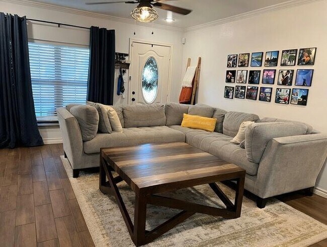 Foto del edificio - 221 Hyta St