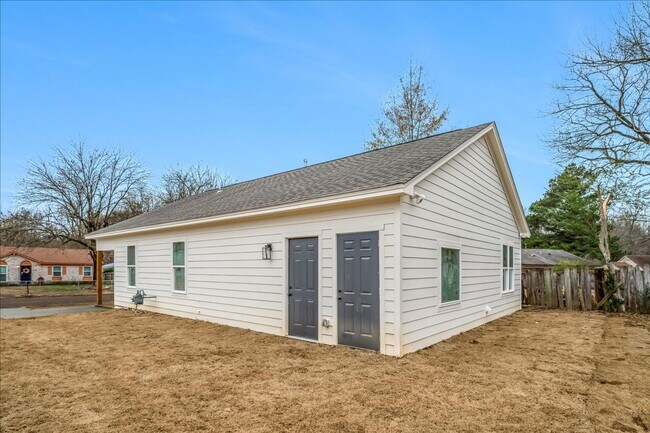 Building Photo - 2923 Lake Park Rd