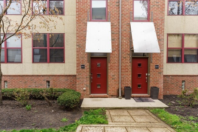 Building Photo - 587 E Rich St