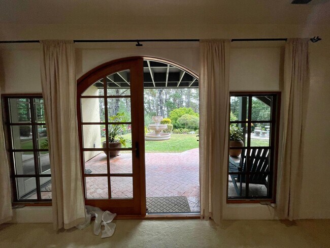 Foto del edificio - Elegant Living with a touch of class in Skyline Forest