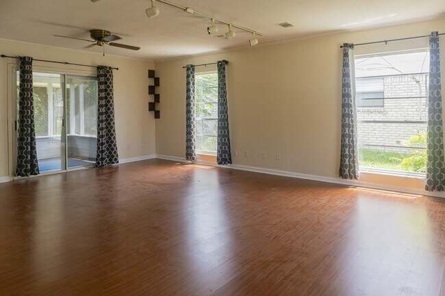 Foto del edificio - 5039 Winchester Dr S