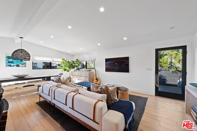 Foto del edificio - 29500 Heathercliff Rd