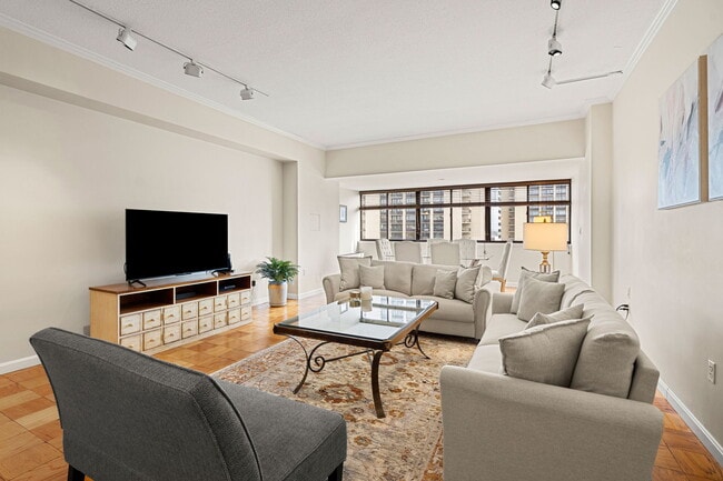 Building Photo - 2 Hawthorne Pl