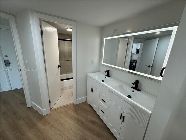 Foto del edificio - 3475 N Country Club Dr