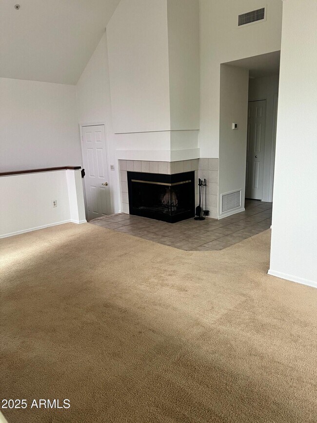 Foto del edificio - 1633 E Lakeside Dr