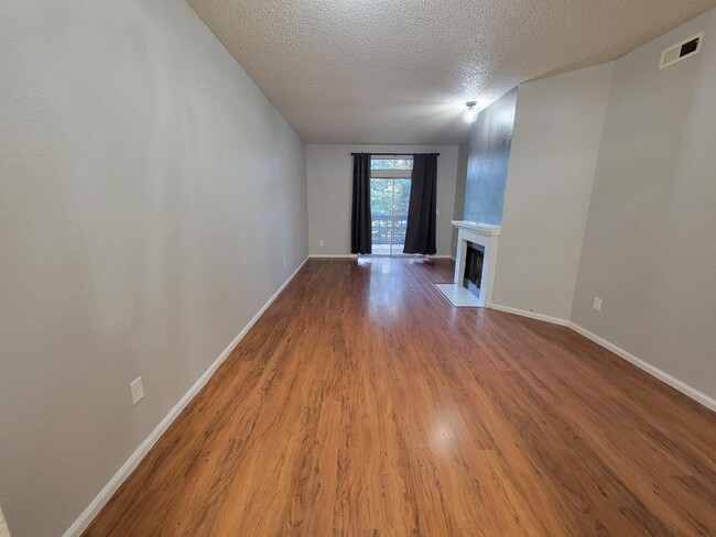 Building Photo - Fabulous Remodeled 2 bedroom , 2 bath Remodeled Condo in Country Club Greens