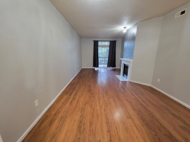 Foto del edificio - Fabulous Remodeled 2 bedroom , 2 bath Remodeled Condo in Country Club Greens