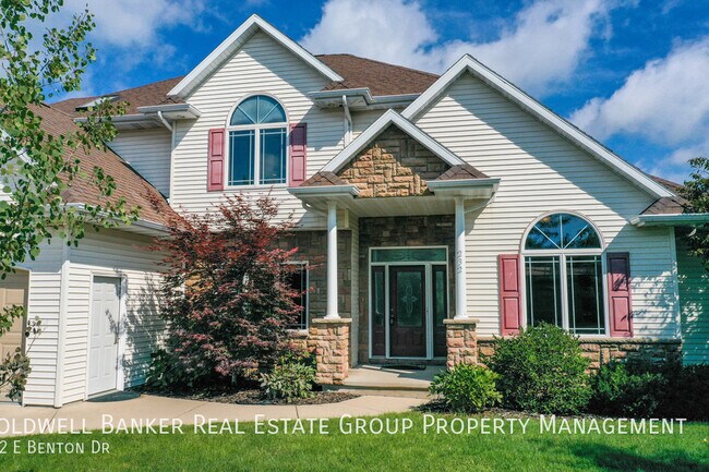 Building Photo - Executive North Appleton Home