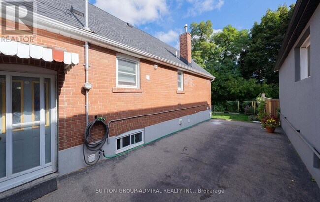 Photo du bâtiment - 112 Strathnairn Ave