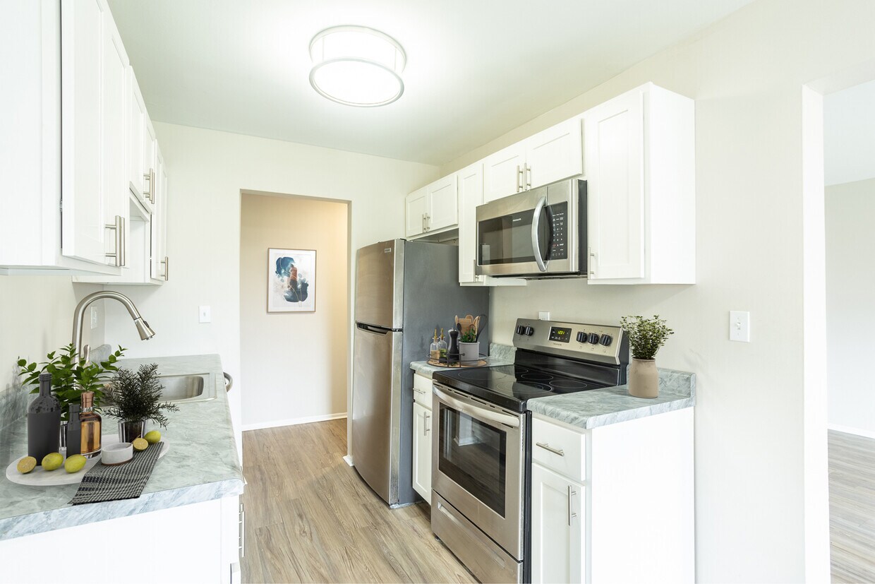 Manor Apartments in Sterling Heights, MI