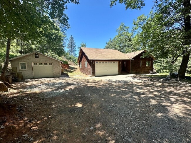 Building Photo - 4 Bedroom 2.5 Bathroom Home on 2 Acres Clo...
