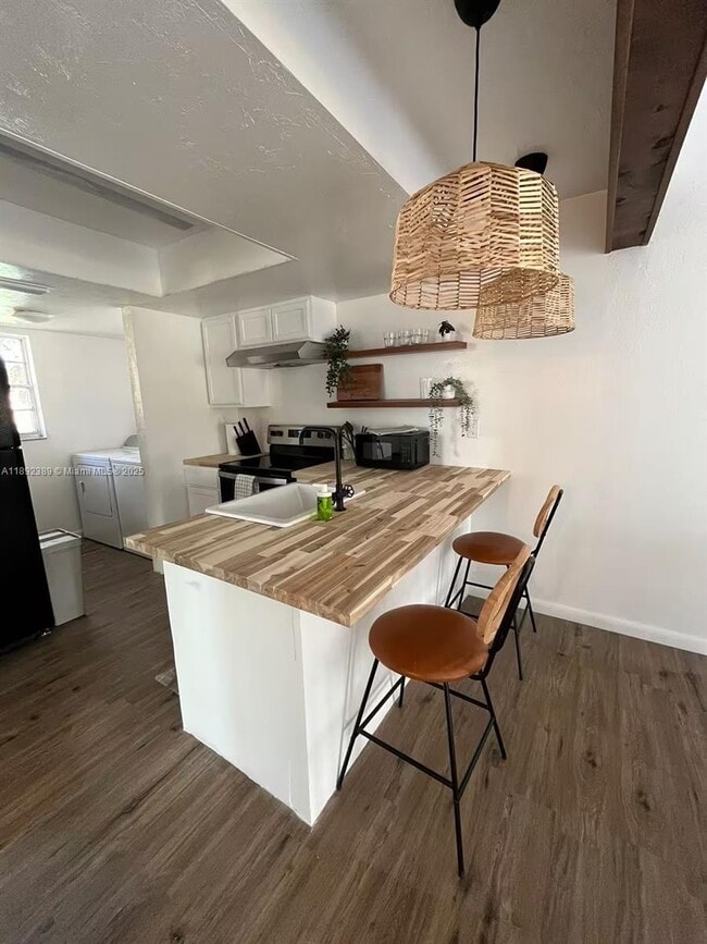 Building Photo - 4600 SW 9th Ave