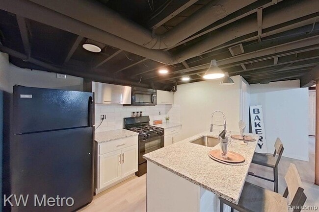 Building Photo - 695 Livernois St