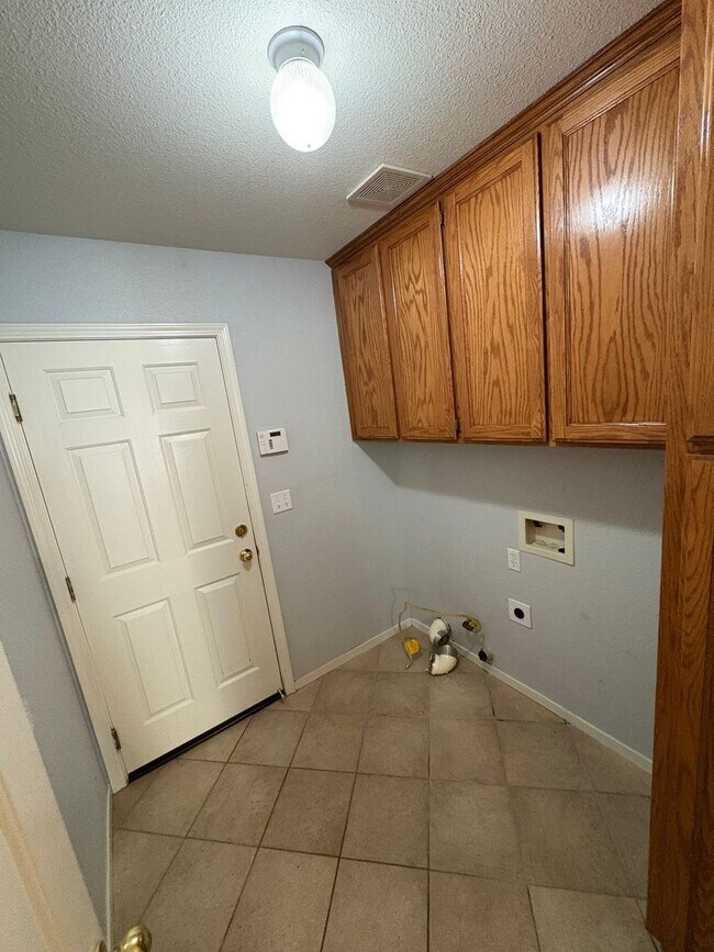 Building Photo - NW Visalia Home with pool Available Now!