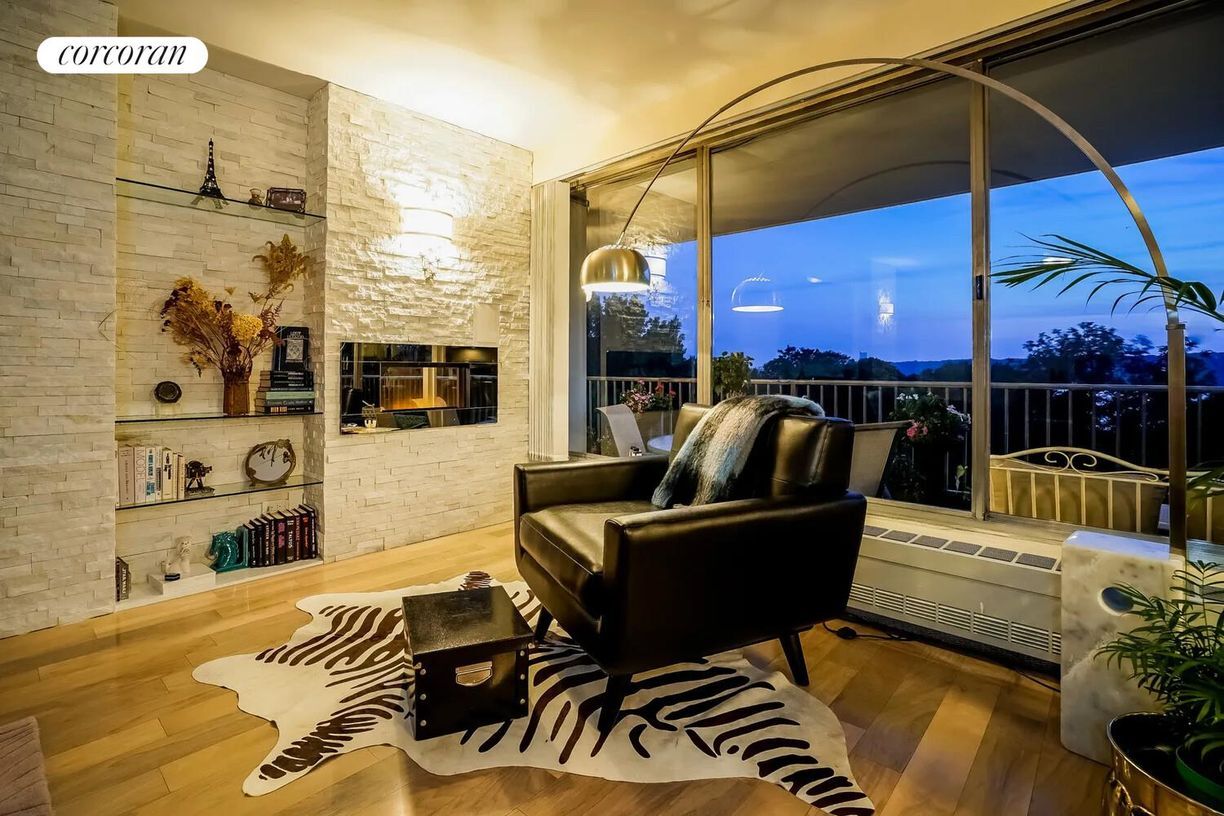 Foto principal - 4455-4465 Douglas Ave