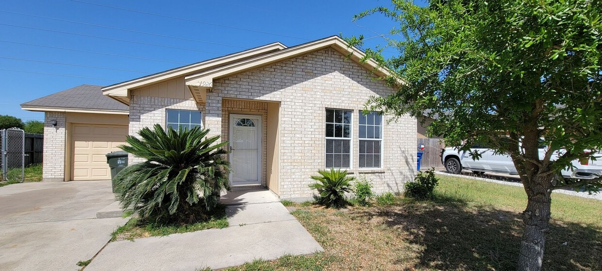 Foto principal - 2009 Recently Updated 4 Bedroom 2 Bath!