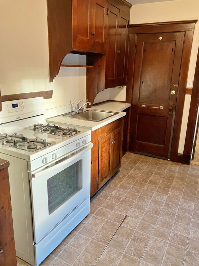 Building Photo - Available NOW! 1 BED 1 BATH in prime Quincy location!