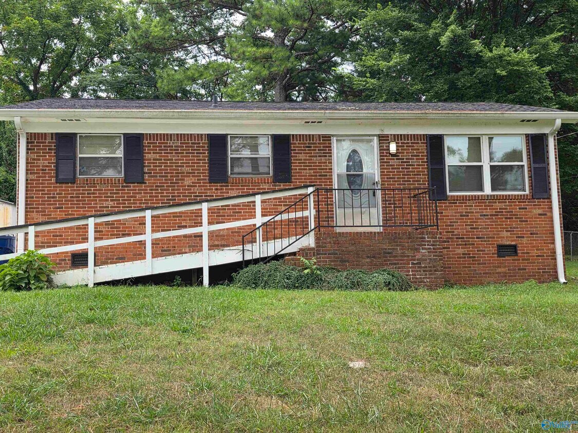 Foto principal - 145 Harris Rd NW