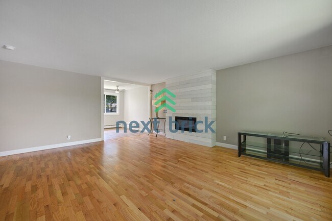 Foto del edificio - 4 Bed and 2 Bath Remodeled Single-family House Available!