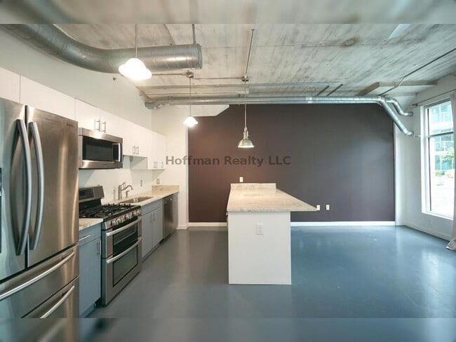 Building Photo - Chanel Side Condo