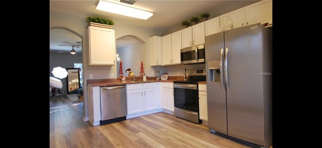 Building Photo - 5826 Fishhawk Ridge Dr