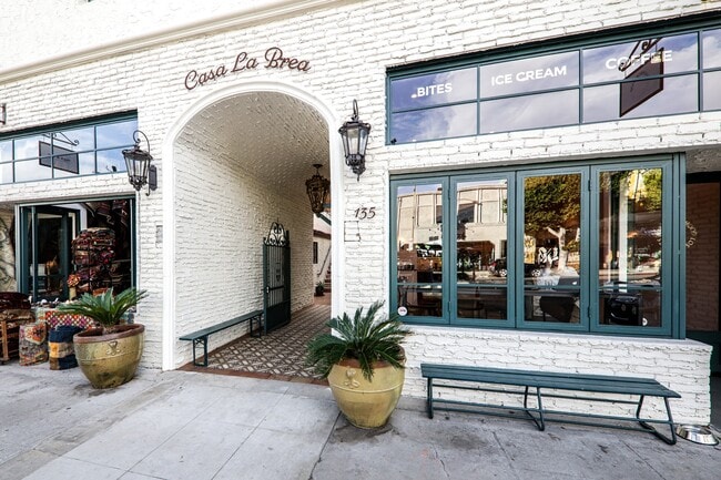 Building Photo - 135 South La Brea Avenue, Unit 6